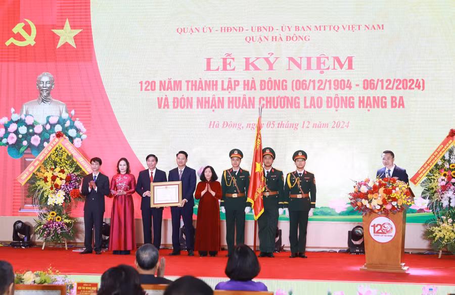 Bí thư Thành ủy Hà Nội Bùi Thị Minh Hoài trao Huân chương Lao động hạng Ba của Chủ tịch nước cho Đảng bộ, chính quyền và nhân dân quận Hà Đông. Ảnh: Đình Tuệ.