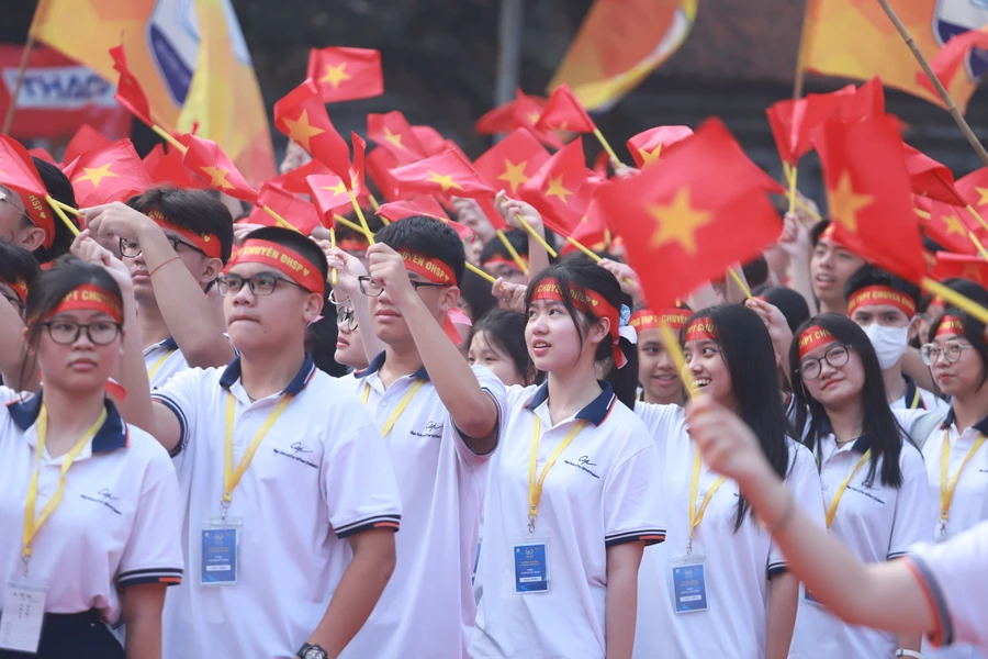 Sắc đỏ tràn ngập khuôn viên Văn Miếu Quốc Tử Giám để cổ vũ cho nhà leo núi Nguyên Phú.