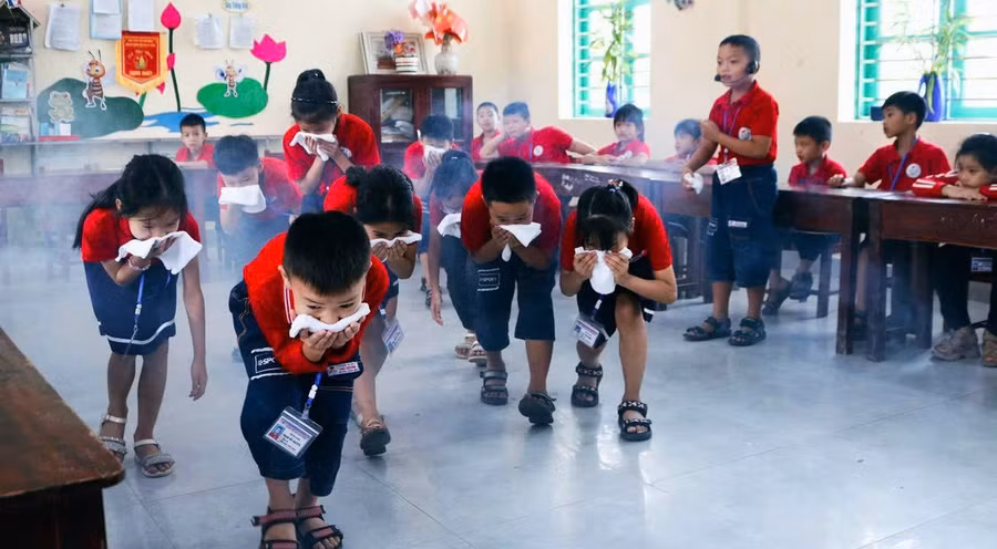 Học sinh Trường Tiểu học Hải Cường thực hành kỹ năng thoát hiểm khi có cháy nổ. 