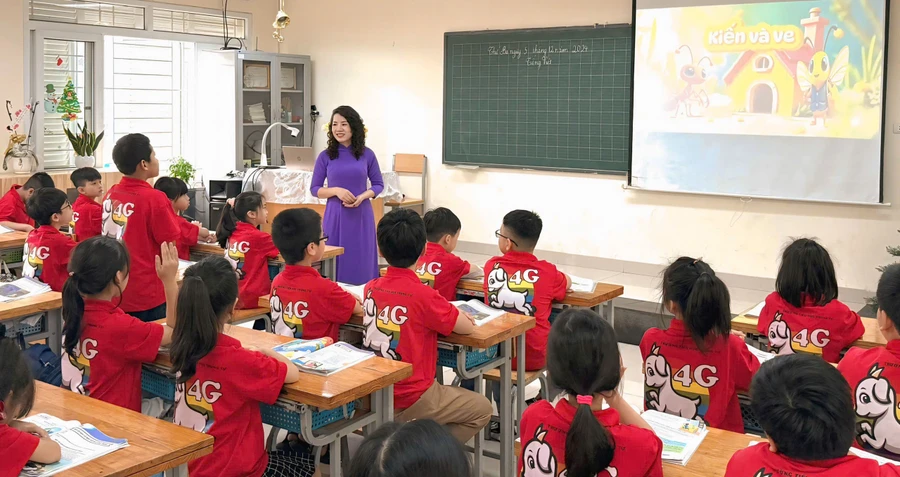 Cô Nguyễn Thị Đãi và các em học sinh lớp 4G, Trường Tiểu học Trung Tự trong giờ học trên lớp. 