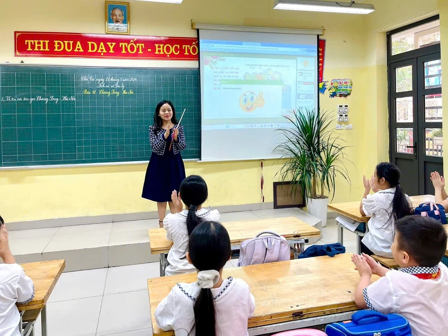 Nhấn vào ảnh để phóng to Cô An Thị Phương Anh và học trò trong giờ học trên lớp.