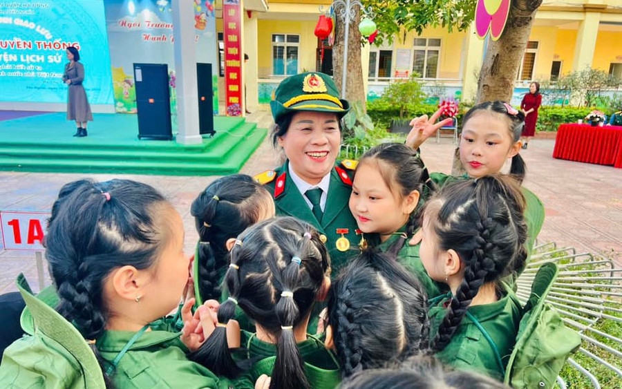 Học sinh Trường Tiểu học Yên Nghĩa (Hà Đông, Hà Nội) giao lưu cùng hội viên Cựu chiến binh phường Yên Nghĩa nhân dịp 80 năm thành lập QĐND Việt Nam. 