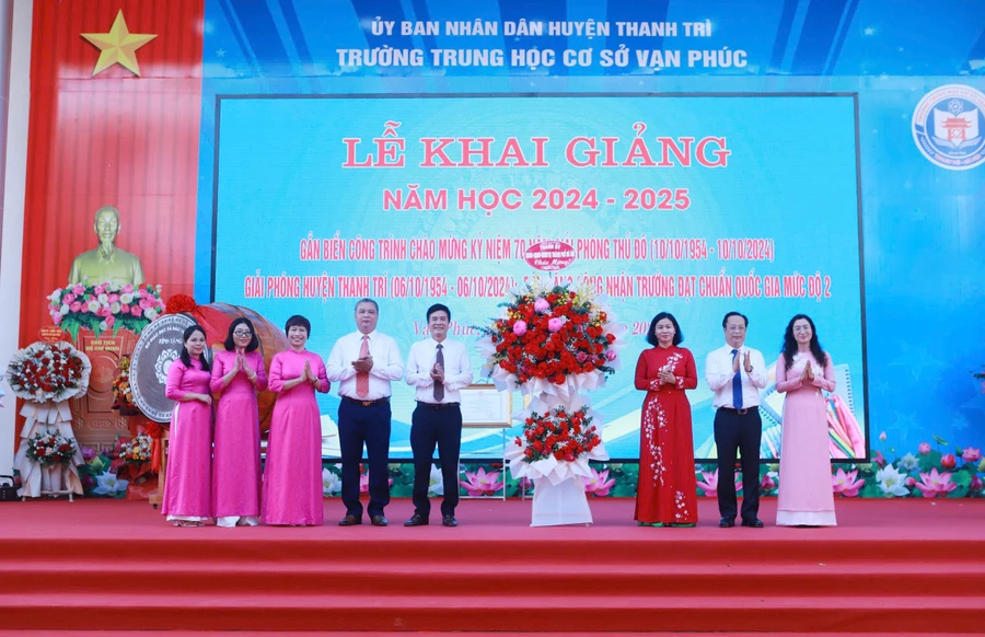 Lãnh đạo thành phố tặng hoa chúc mừng cho đại diện huyện Thanh Trì và Trường THCS Vạn Phúc.