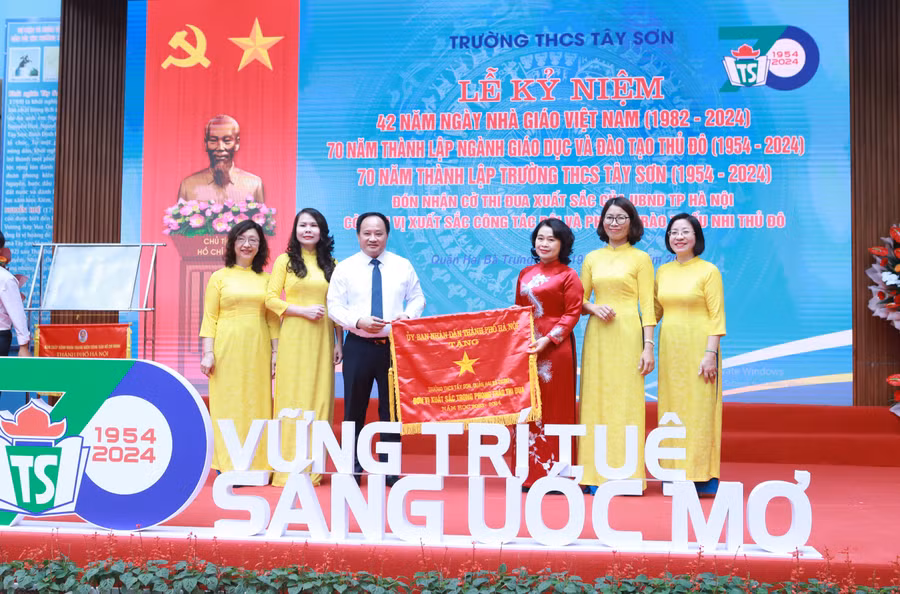 Ông Trần Quyết Thắng - Phó Bí thư thường trực Quận ủy, Chủ tịch HĐND quận Hai Bà Trưng trao Cờ thi đua xuất sắc của UBND TP Hà Nội cho đại diện Trường THCS Tây Sơn. 