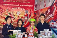 Em Phùng Thuỳ Trang (thứ 2 từ trái sang) cùng các bạn tham gia hoạt đông giới thiệu nông sản của địa phương, dân tộc mình.