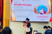 Ngô Văn Hiếu xuất hiện cõng Nguyễn Tất Minh lên nhận bằng tốt nghiệp. Ảnh: Ngô Chuyên.