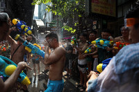 Chùm ảnh lễ hội té nước Songkran của Thái Lan 'xua tan vận rủi' 