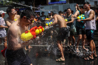 Chùm ảnh lễ hội té nước Songkran của Thái Lan 'xua tan vận rủi' 