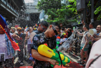 Chùm ảnh lễ hội té nước Songkran của Thái Lan 'xua tan vận rủi' 