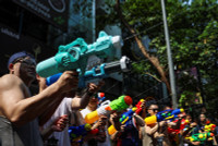 Chùm ảnh lễ hội té nước Songkran của Thái Lan 'xua tan vận rủi' 
