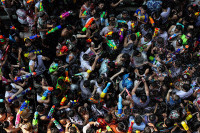 Chùm ảnh lễ hội té nước Songkran của Thái Lan 'xua tan vận rủi' 