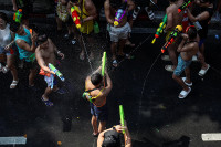 Chùm ảnh lễ hội té nước Songkran của Thái Lan 'xua tan vận rủi' 