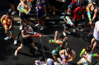 Chùm ảnh lễ hội té nước Songkran của Thái Lan 'xua tan vận rủi' 