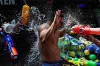 Chùm ảnh lễ hội té nước Songkran của Thái Lan 'xua tan vận rủi' 