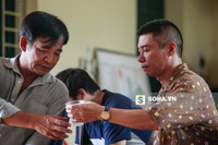  Trước máy quay, Công Lý và Quang Tèo có nhiều pha đối đầu nhưng ở hậu trường, họ rất thân thiết. Thấy Quang Tèo mệt, Công Lý nhanh nhẹn chia sẻ cho anh cốc nước của chính mình. 