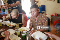  12h, bữa cơm trưa của cả đoàn diễn ra chóng vánh, khẩn trương. Bữa cơm rất đạm bạc nhưng Công Lý tỏ ra khá thoải mái. Anh đã quá quen với những bữa cơm dã chiến thế này. 