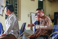  Giữa những đúp quay, Công Lý tranh thủ vào nhà để tránh nắng. Trong lúc nghỉ ngơi, cô Đẩu vẫn trầm tư nhẩm lại lời thoại, tập thể hiện biểu cảm gương mặt. 