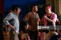  17h, cả đoàn vẫn chưa hoàn thành công việc của buổi chiều. Công Lý tỏ ra khá sốt ruột khi tiến độ của đoàn bị chậm. 