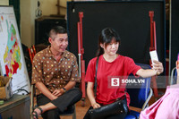  Tranh thủ lúc nhân viên hậu trường chuẩn bị đạo cụ, Công Lý vui vẻ tạo dáng chụp ảnh cùng người hâm mộ. 