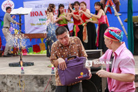  Đây là lần hiếm hoi Công Lý xuất hiện trong 1 phim hài Tết. Anh cho biết: Đã nhiều lần đạo diễn Trần Bình Trọng mời tôi diễn xuất trong seri Đại gia chân đất, nhưng vì tôi quá bận nên không tham gia được. 