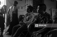  Trước những lời thăm hỏi, động viên của người hâm mộ và anh em trong đoàn, Công Lý trải lòng: Mình có tuổi rồi, không làm sung được như trước nữa. 19h, nhiều thành viên trong đoàn đã xong việc và chuẩn bị ra về, riêng Công Lý và Quang Tèo vẫn vui vẻ ở lại để hoàn thành những cảnh quay cuối. 