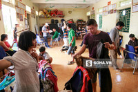  10h, nhân viên phục trang chuẩn bị xong trang phục cho Công Lý. Anh nhanh nhẹn ướm thử đồ. 