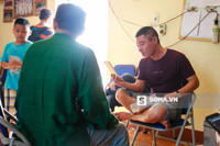  Vì nhân viên hậu trường chưa chuẩn bị xong bối cảnh nên Công Lý tranh thủ trò chuyện cùng anh em trong đoàn. 