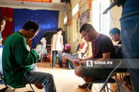  Để chuẩn bị tốt nhất cho cảnh quay, Công Lý ôn lại kịch bản và tập thoại trước. Trong khi đọc kịch bản, anh hoàn toàn tập trung, không trò chuyện. 