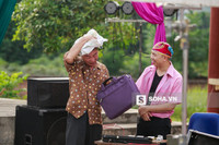  Thực hiện cảnh quay giữa trưa nắng, phải hoạt động khá nhiều nên Công Lý thấm mệt. Mồ hôi ướt đẫm lưng, anh vẫn say sưa diễn xuất. 