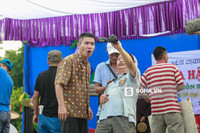  Nghỉ ngơi vài phút, Công Lý và các anh em trong đoàn lại tiếp tục làm việc dưới cái nắng nóng gay gắt. Tuy mệt, cô Đẩu vẫn vui đùa cùng các nhân viên hậu trường. 