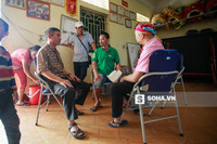  Lúc này, các diễn viên khác cũng đã hoàn thành việc hóa trang và thay trang phục. Công Lý cùng đạo diễn và các anh em phân tích kịch bản và lời thoại. 