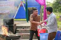  Nhìn thấy nỗi vất vả của các nghệ sĩ, những người dân xung quanh trầm trồ: Làm diễn viên cũng khổ chẳng kém nông dân! Bác ấy là diễn viên nổi tiếng mà nhiệt tình quá! 