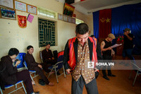  Sau khi lựa chọn được trang phục phù hợp, Công Lý diện ngay. Vì dáng người nhỏ nên anh mất khá nhiều thời gian cho việc lựa đồ. 