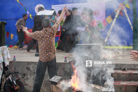  Không còn trẻ, lại phải diễn xuất giữa trời nắng gắt trên nền sân xi-măng, Công Lý tỏ ra khá mệt mỏi. Mồ hôi thấm ướt lưng áo cô Đẩu. 