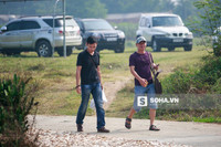  Sáng sớm, Công Lý tự mình lái xe từ Hà Nội tới Sơn Tây để quay. Anh cẩn thận mang theo đồ ăn sáng. Vừa thấy Công Lý tới, người dân xung quanh kéo tới rất đông, cô Đẩu mỉm cười chào mọi người một cách thân thiện. 