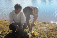 Nhảy xuống hồ vớt cá: Cá còn, người mất ảnh 1