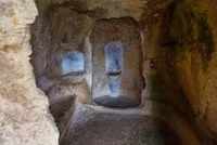 Làng ma trong hang ở châu Âu ảnh 4