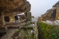 Làng ma trong hang ở châu Âu ảnh 2