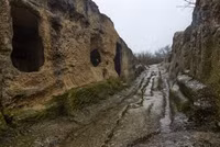 Làng ma trong hang ở châu Âu ảnh 7