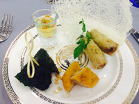 Beckham thích thú dùng đũa ăn món Việt Nam ảnh 2