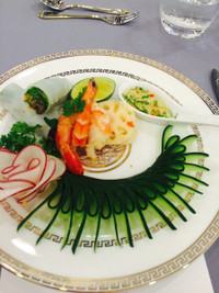 Beckham thích thú dùng đũa ăn món Việt Nam ảnh 1