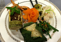 Beckham thích thú dùng đũa ăn món Việt Nam ảnh 3