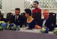 Beckham thích thú dùng đũa ăn món Việt Nam ảnh 6