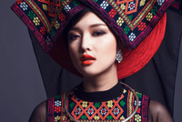 Hoa hậu Triệu Thị Hà mặc áo dài khăn Piêu độc đáo ảnh 4