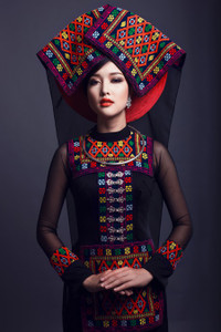 Hoa hậu Triệu Thị Hà mặc áo dài khăn Piêu độc đáo ảnh 3