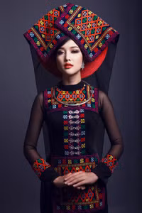 Hoa hậu Triệu Thị Hà mặc áo dài khăn Piêu độc đáo ảnh 3