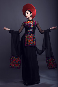 Hoa hậu Triệu Thị Hà mặc áo dài khăn Piêu độc đáo ảnh 2