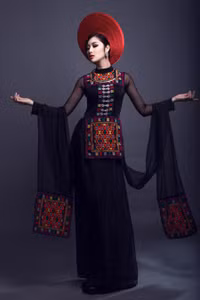 Hoa hậu Triệu Thị Hà mặc áo dài khăn Piêu độc đáo ảnh 2