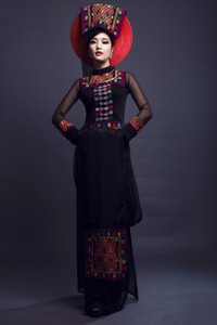 Hoa hậu Triệu Thị Hà mặc áo dài khăn Piêu độc đáo ảnh 1