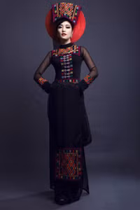 Hoa hậu Triệu Thị Hà mặc áo dài khăn Piêu độc đáo ảnh 1